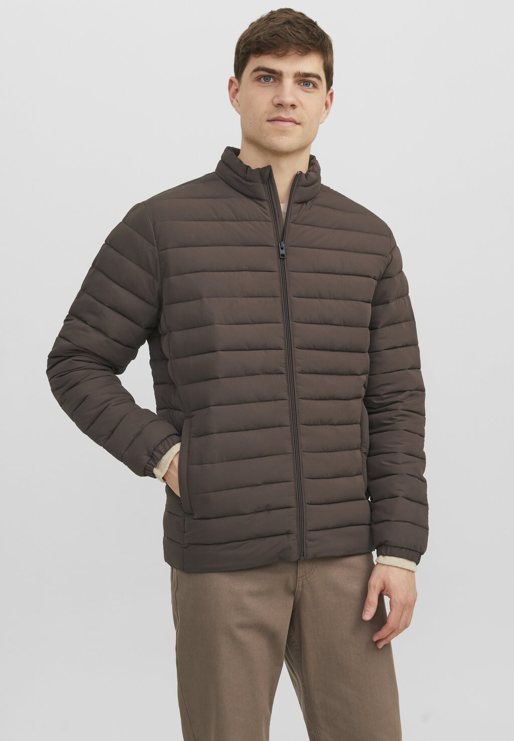 Куртка межсезонная JJERECYCLE PUFFER COLLAR Jack & Jones, темно-коричневый
Куртка межсезонная JJERECYCLE PUFFER COLLAR Jack & Jones, темно-коричневый