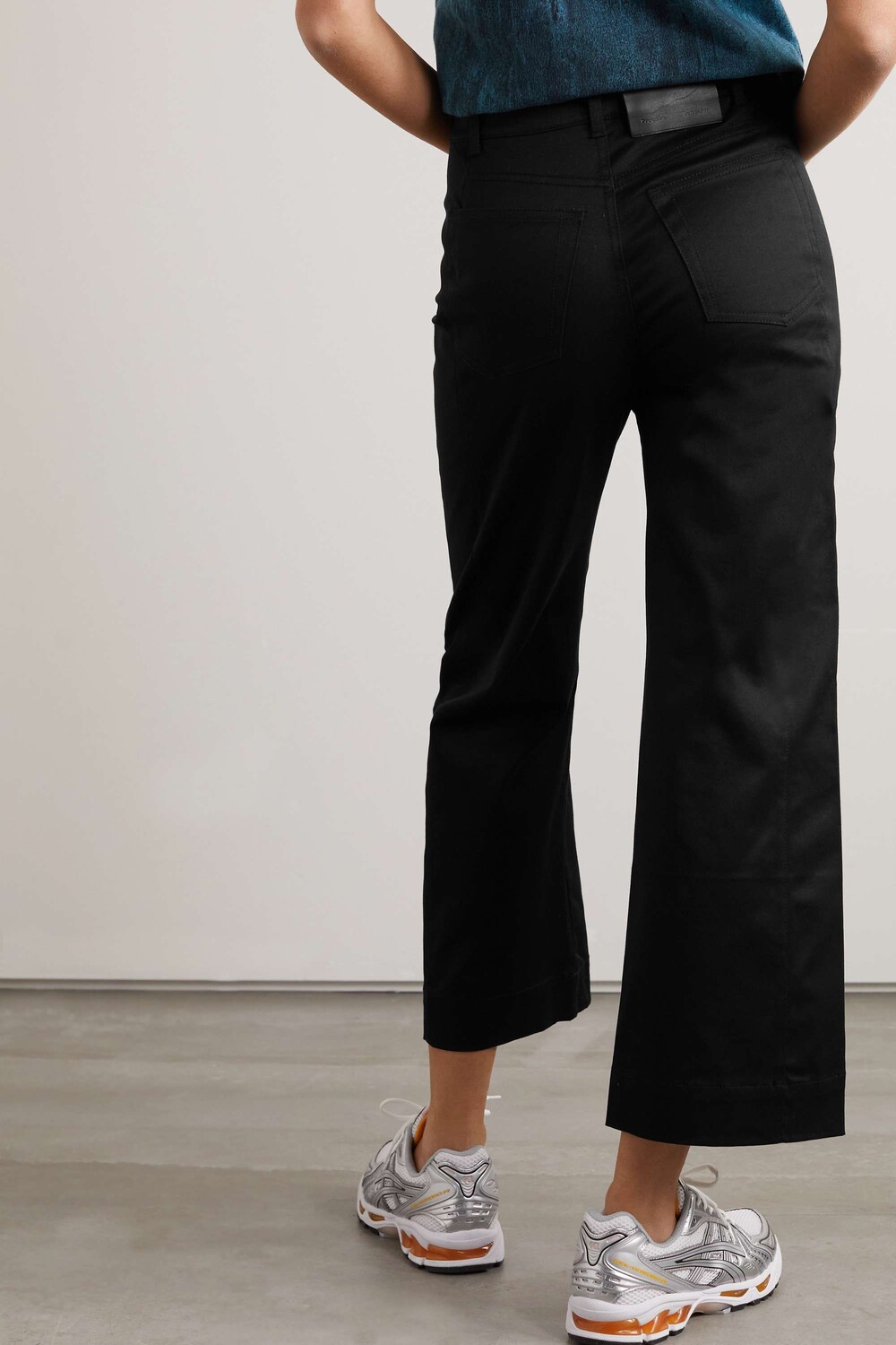PROENZA SCHOULER WHITE LABEL Укороченные широкие брюки из хлопкового твила, черный
PROENZA SCHOULER WHITE LABEL Укороченные широкие брюки из хлопкового твила, черный