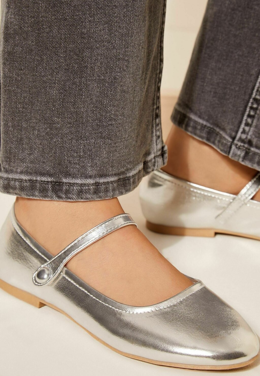 Балетки ROUND TOE MARY JANE, REGULAR FIT Friends Like These, серебристого цвета
Балетки ROUND TOE MARY JANE, REGULAR FIT Friends Like These, серебристого цвета