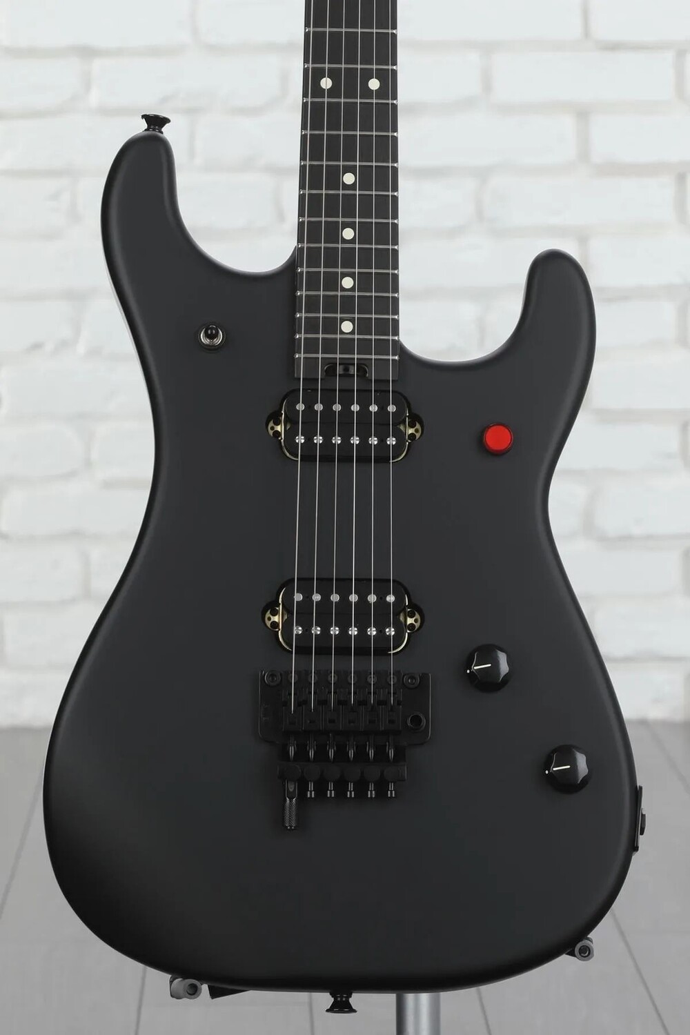 Стандартная электрогитара серии EVH 5150 — стелс-черный, с накладкой из черного дерева
Стандартная электрогитара серии EVH 5150 — стелс-черный, с накладкой из черного дерева