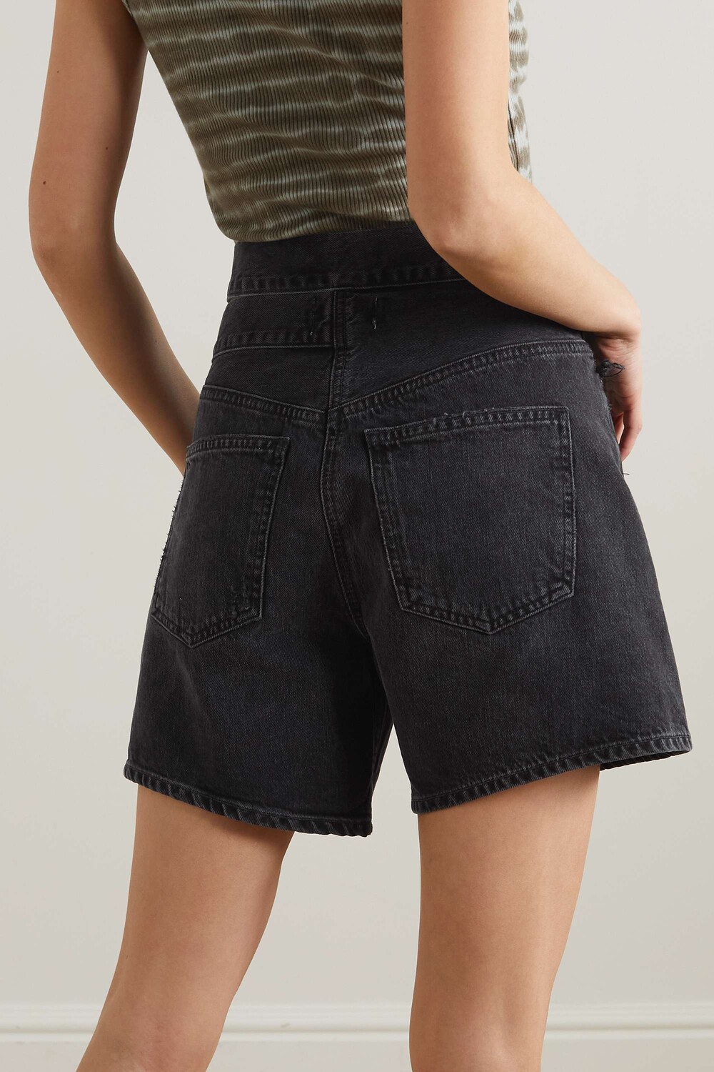 AGOLDE + NET SUSTAIN Джинсовые шорты из потертого органического денима с вырезом Broken Waistband, черный
AGOLDE + NET SUSTAIN Джинсовые шорты из потертого органического денима с вырезом Broken Waistband, черный