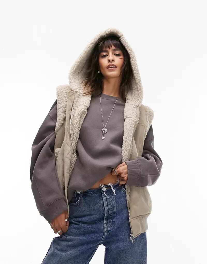 Объемный жилет Topshop из серо-коричневой искусственной замши с капюшоном и отделкой из плюшевого меха
Объемный жилет Topshop из серо-коричневой искусственной замши с капюшоном и отделкой из плюшевого меха