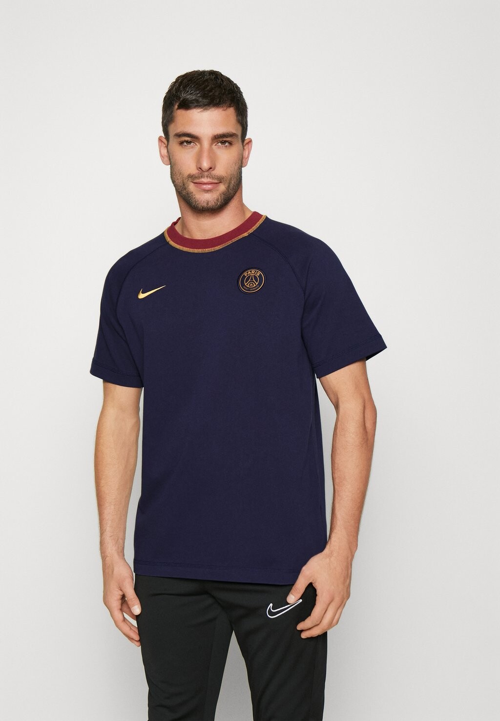 Team PSG M NK TRAVEL TOP SS Nike, замша черненая синяя/красная команда/золотистая, Черный
Team PSG M NK TRAVEL TOP SS Nike, замша черненая синяя/красная команда/золотистая, Черный