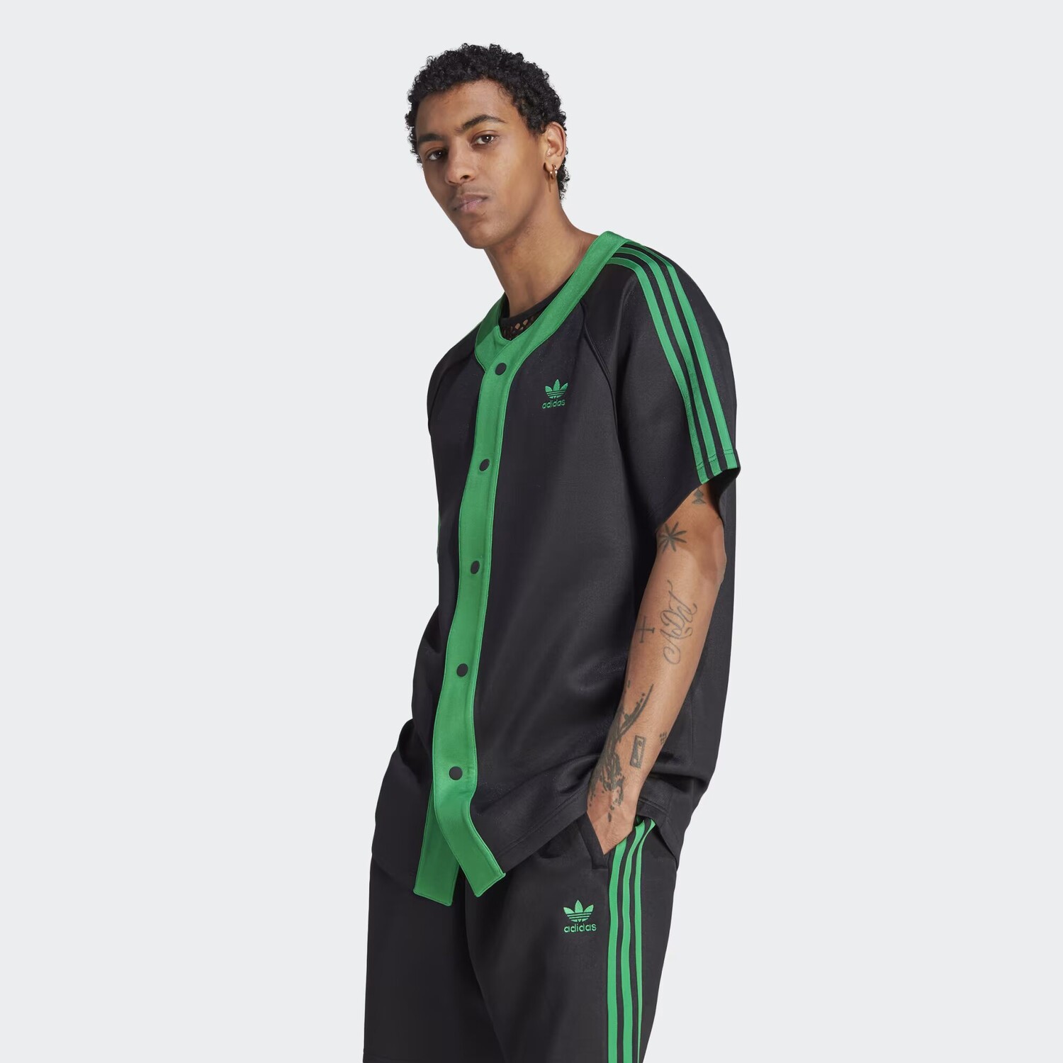 Рубашка с коротким рукавом Adicolor Classics+ (гендерно-нейтральная) Adidas, цвет Black/Green
Рубашка с коротким рукавом Adicolor Classics+ (гендерно-нейтральная) Adidas, цвет Black/Green