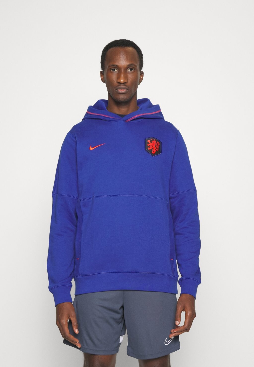 одежда сборной Nike ХУДИ KNVB M NK TRAVEL FLC, глубокий королевский синий/красный хабанеро
одежда сборной Nike ХУДИ KNVB M NK TRAVEL FLC, глубокий королевский синий/красный хабанеро