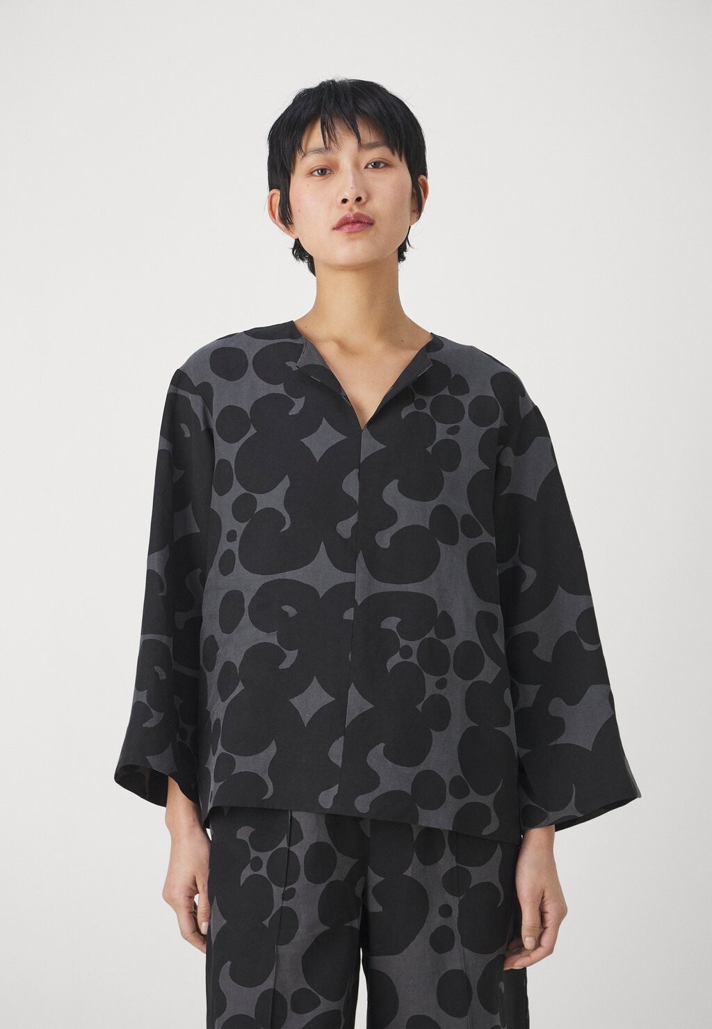 Широкая рубашка манга Marimekko VOLUUTTA PIENI KEIDAS BLOUSE, цвет black/dark grey
Широкая рубашка манга Marimekko VOLUUTTA PIENI KEIDAS BLOUSE, цвет black/dark grey
