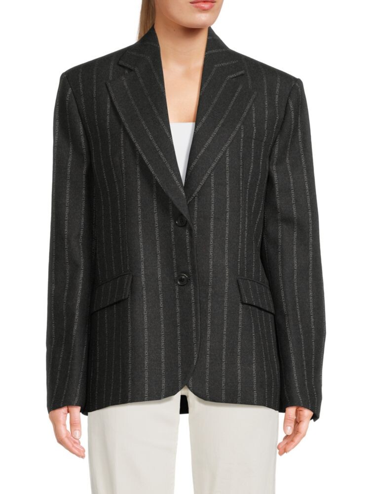 Блейзер средней длины в тонкую полоску из смесовой шерсти Versace, цвет Medium Grey
Блейзер средней длины в тонкую полоску из смесовой шерсти Versace, цвет Medium Grey
