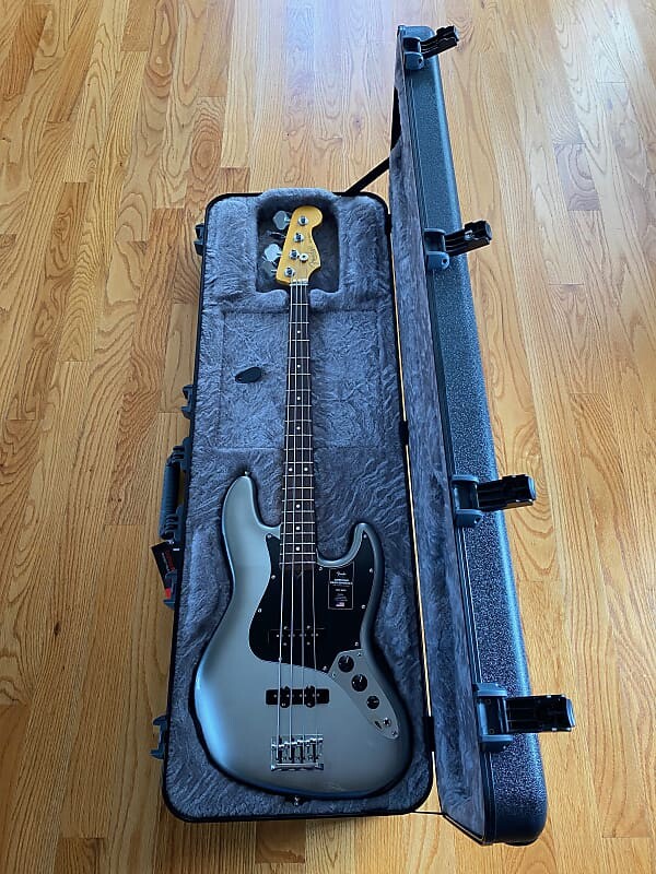 Басс гитара Fender American Professional II Jazz Bass with Rosewood Fretboard 2020 - Present - Mercury
Басс гитара Fender American Professional II Jazz Bass with Rosewood Fretboard 2020 - Present - Mercury