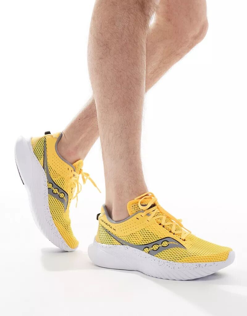 Нейтральные кроссовки для бега Saucony Kinvara 14 в цвете визигольд и черном цвете
Нейтральные кроссовки для бега Saucony Kinvara 14 в цвете визигольд и черном цвете