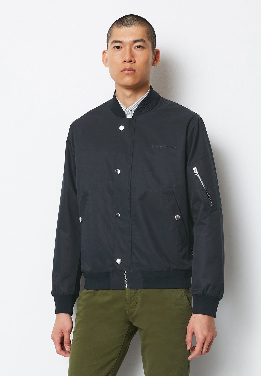 Куртка-бомбер ESSENTIAL W TUCK-STITCH WELT AND SLEEVE POCK EMBRO Marc O'Polo, цвет dark navy
Куртка-бомбер ESSENTIAL W TUCK-STITCH WELT AND SLEEVE POCK EMBRO Marc O'Polo, цвет dark navy