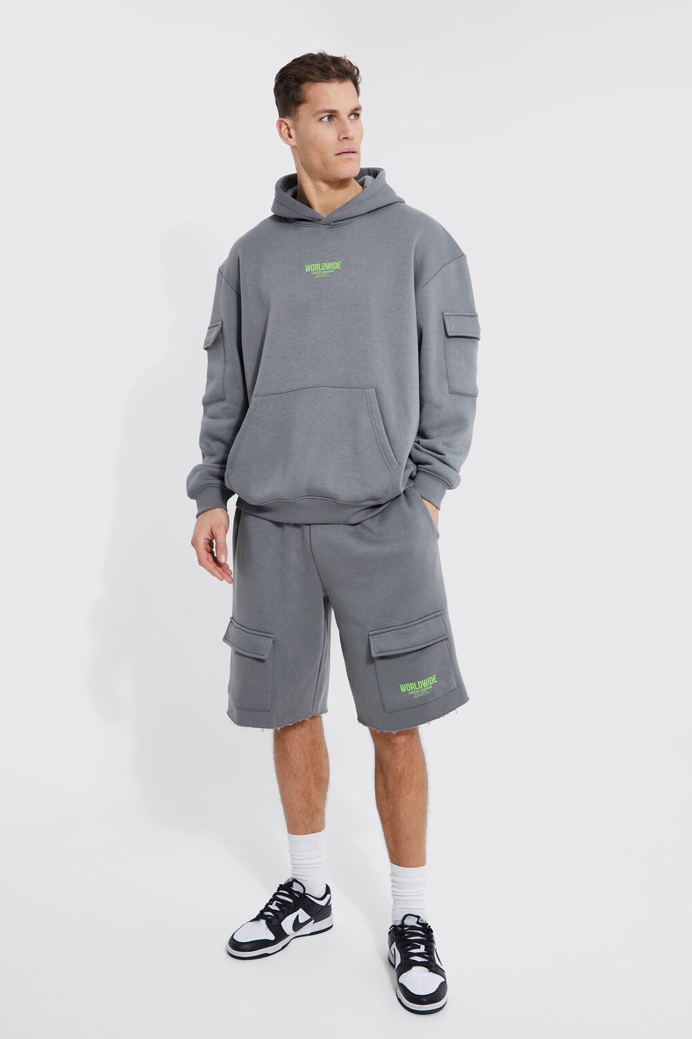 Спортивный костюм oversize cargo с капюшоном и высоким необработанным ном Boohoo, угольный
Спортивный костюм oversize cargo с капюшоном и высоким необработанным ном Boohoo, угольный