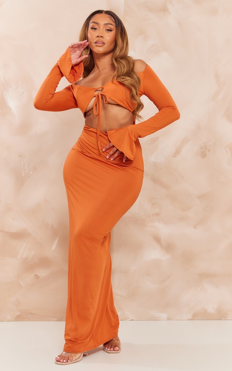 PrettyLittleThing Оранжевое облегающее платье макси с длинными рукавами и вырезами
PrettyLittleThing Оранжевое облегающее платье макси с длинными рукавами и вырезами
