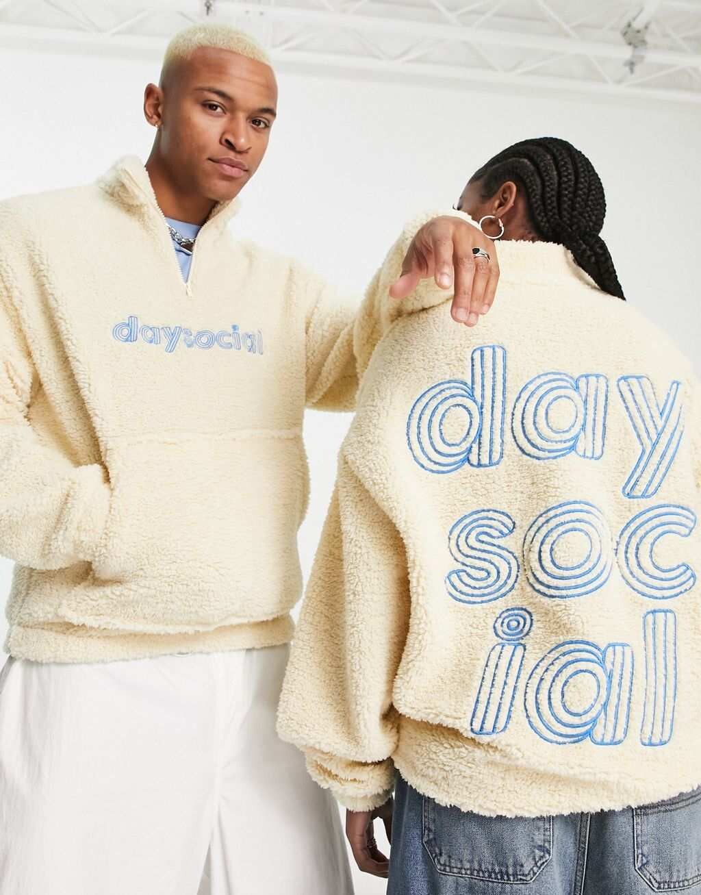 Объемный свитшот унисекс с молнией на четверть ASOS Daysocial цвета тедди-борг с вышитым логотипом цвета экрю
Объемный свитшот унисекс с молнией на четверть ASOS Daysocial цвета тедди-борг с вышитым логотипом цвета экрю