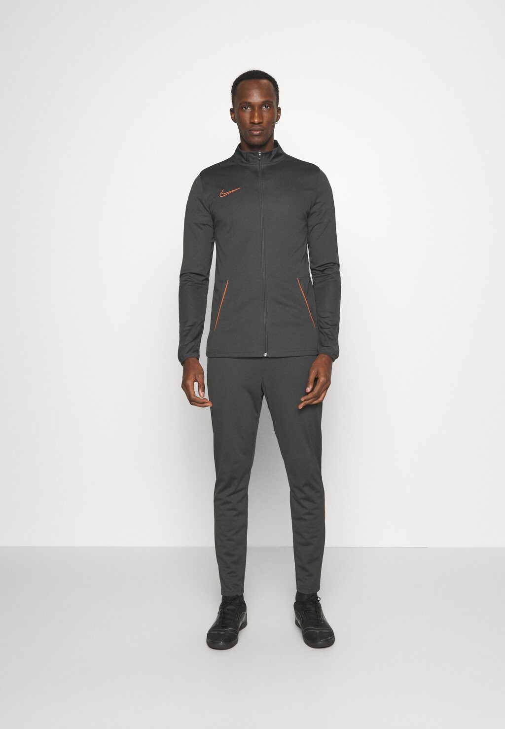 Спортивный костюм M NK DRY ACD21 TRK SUIT K Nike, цвет dark smoke grey/dark russet
Спортивный костюм M NK DRY ACD21 TRK SUIT K Nike, цвет dark smoke grey/dark russet