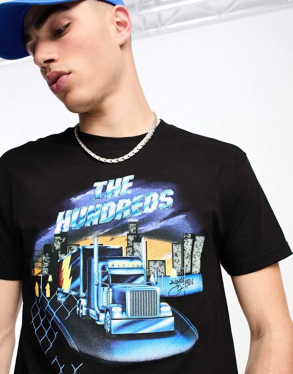 Черная футболка дальнобойщика The Hundreds с графическим принтом на груди, Черный
Черная футболка дальнобойщика The Hundreds с графическим принтом на груди, Черный