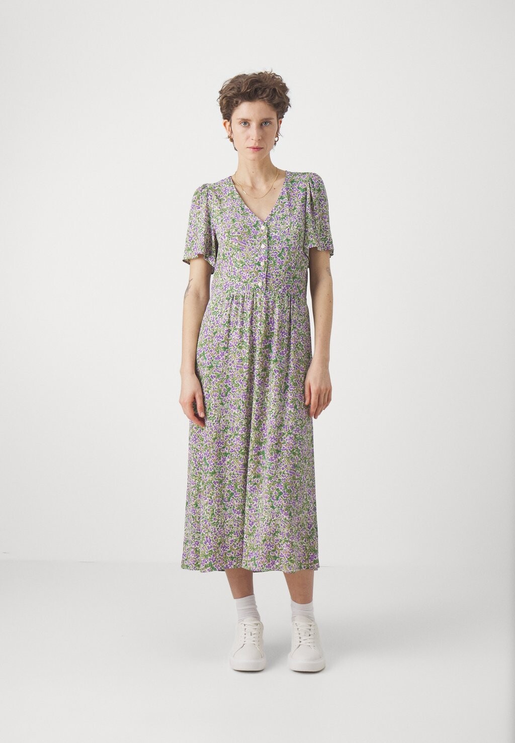 Платье макси DRESS SHORT SLEEVES FLARED SKIRT BUTTON PLACKET Marc O'Polo DENIM, цвет grand violet
Платье макси DRESS SHORT SLEEVES FLARED SKIRT BUTTON PLACKET Marc O'Polo DENIM, цвет grand violet