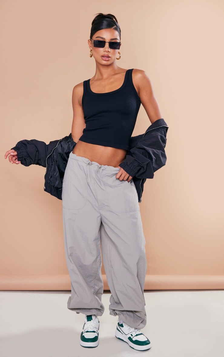 PrettyLittleThing Серые брюки-карго с манжетами и швом на поясе с парашютом, Серый
PrettyLittleThing Серые брюки-карго с манжетами и швом на поясе с парашютом, Серый
