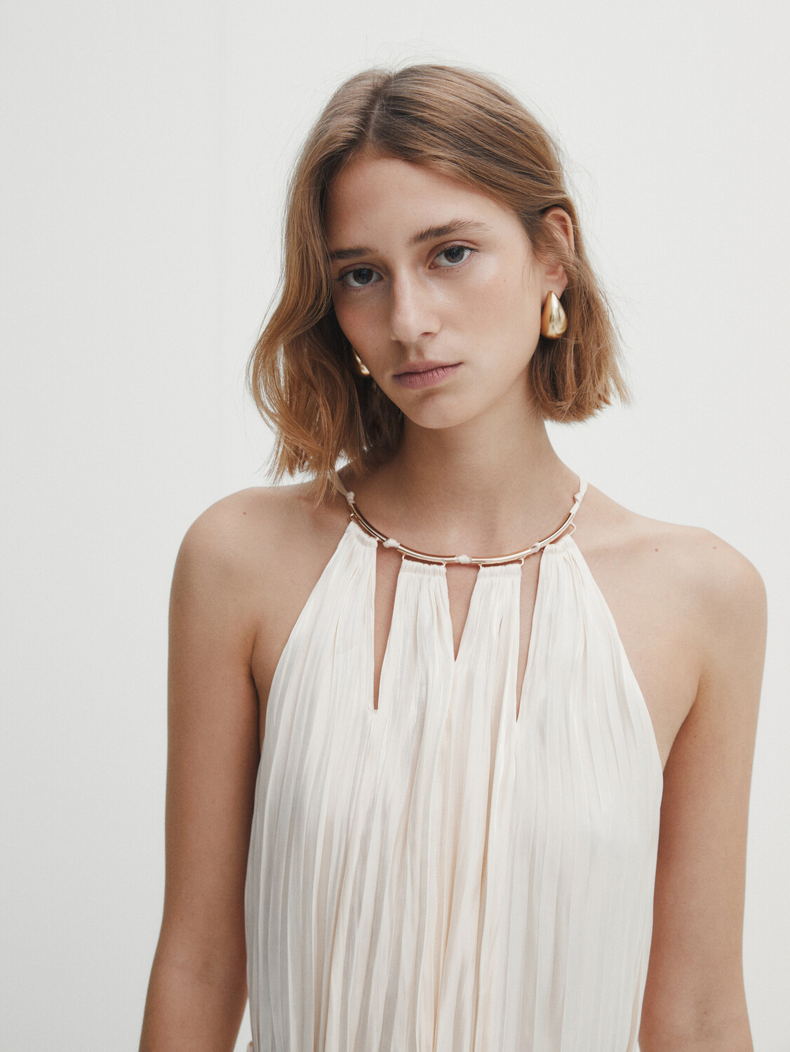 Длинное плиссированное платье с халтером со стразами Massimo Dutti, кремовый
Длинное плиссированное платье с халтером со стразами Massimo Dutti, кремовый