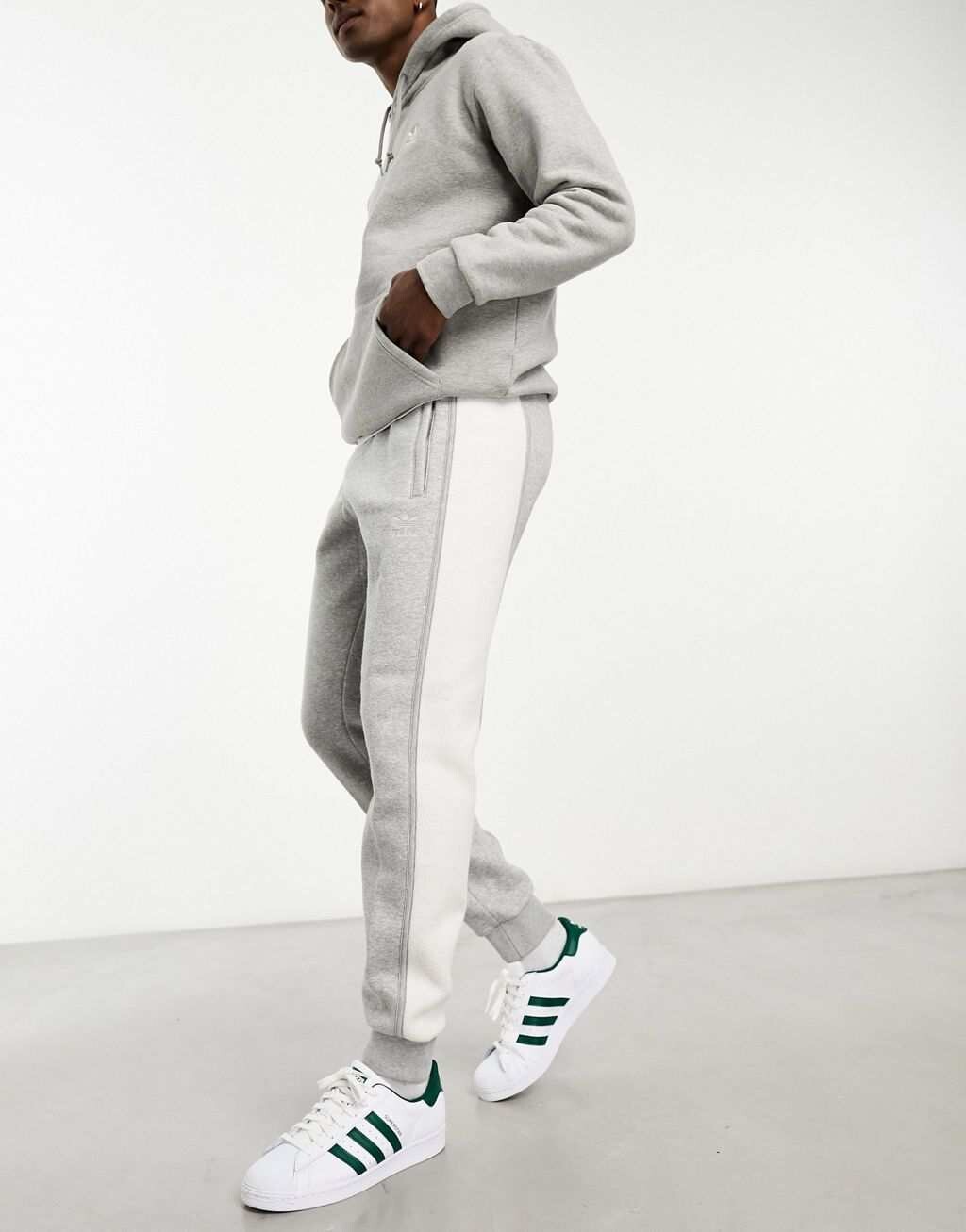 Серые мергелевые джоггеры adidas Originals Essentials+ с небольшим логотипом и выкройкой
Серые мергелевые джоггеры adidas Originals Essentials+ с небольшим логотипом и выкройкой