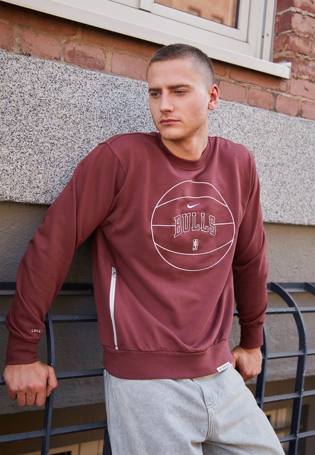 Клубная одежда Nike CHI MNK DF STD ISS CREW, темно-пони/бледная слоновая кость/диффузный серо-коричневый
Клубная одежда Nike CHI MNK DF STD ISS CREW, темно-пони/бледная слоновая кость/диффузный серо-коричневый