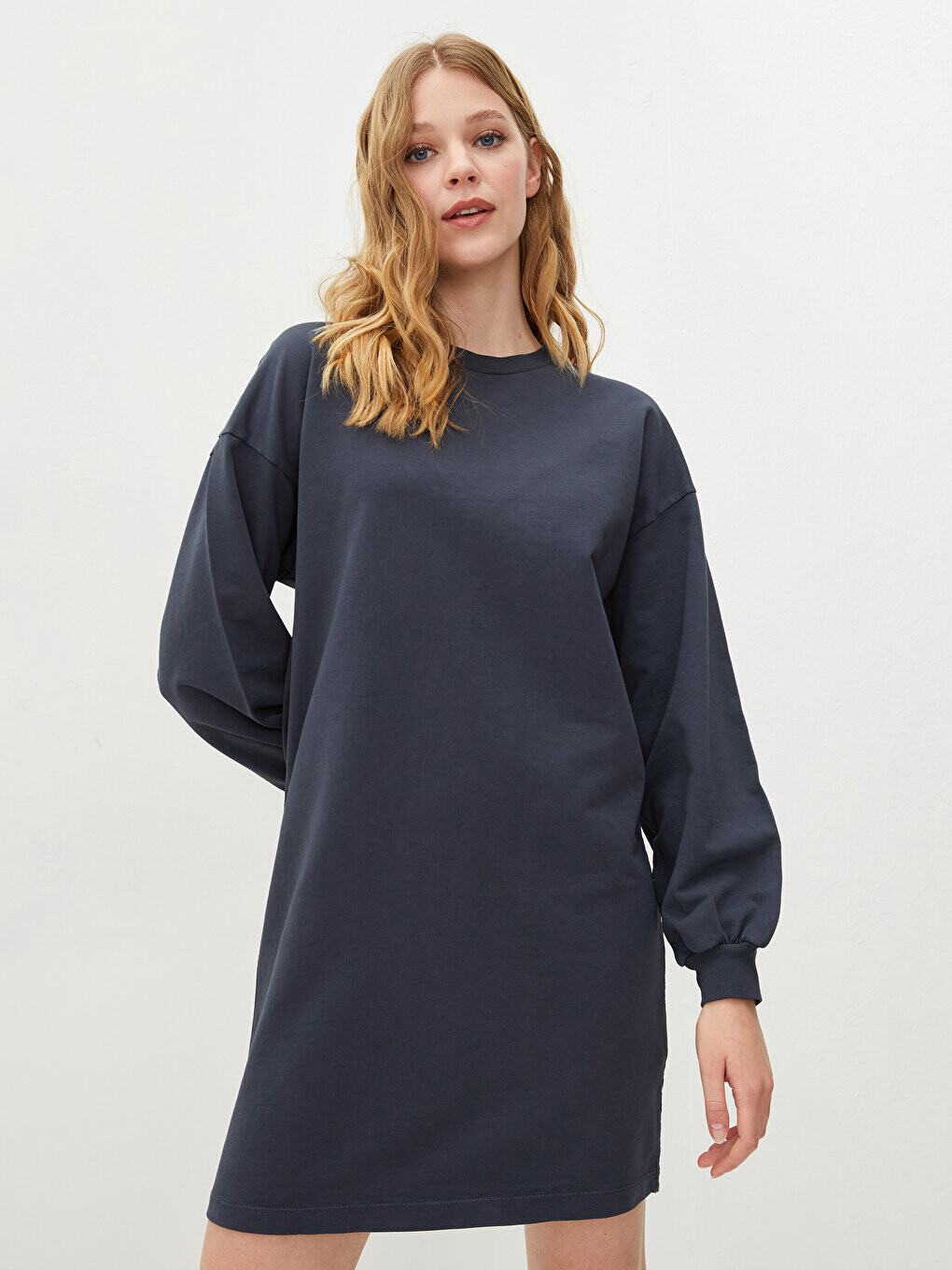 Прямое женское платье с круглым вырезом и длинными рукавами LCW Casual, антрацит..
Прямое женское платье с круглым вырезом и длинными рукавами LCW Casual, антрацит..