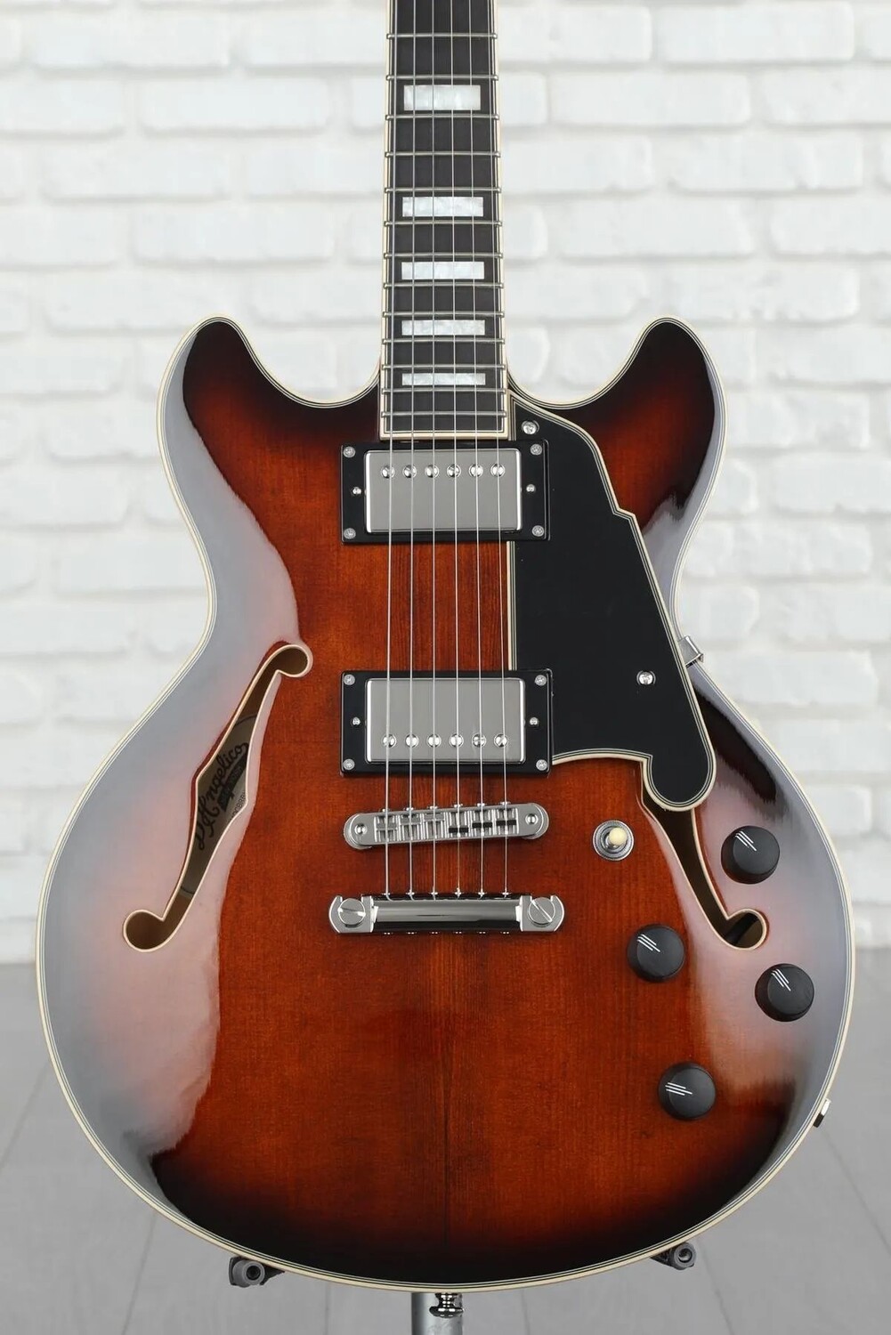 Новая электрогитара D'Angelico Premier Mini DC - Brown Burst со стопбаром на хвостовике
Новая электрогитара D'Angelico Premier Mini DC - Brown Burst со стопбаром на хвостовике