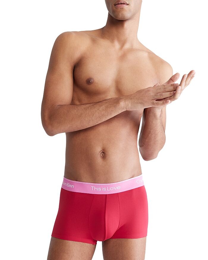 Трусы-боксеры Pride This is Love с цветными блоками и микронизкой посадкой Calvin Klein
Трусы-боксеры Pride This is Love с цветными блоками и микронизкой посадкой Calvin Klein