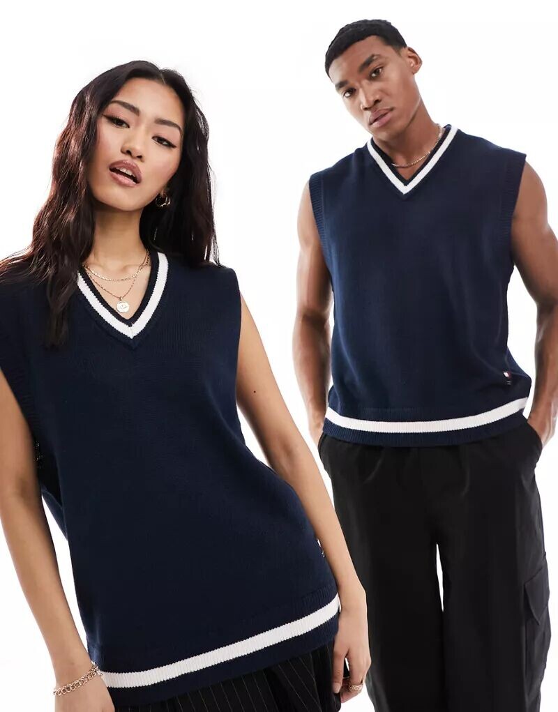Темно-синяя майка унисекс стандартного кроя с контрастной окантовкой Tommy Jeans
Темно-синяя майка унисекс стандартного кроя с контрастной окантовкой Tommy Jeans