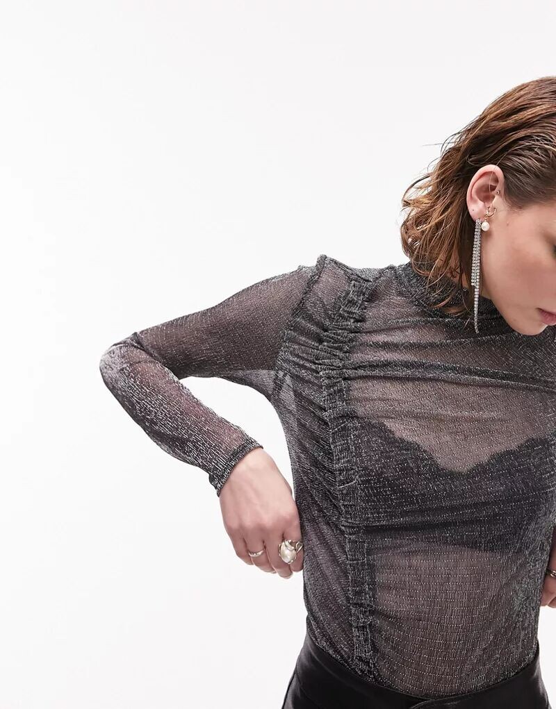 Топ Topshop черного цвета с высоким воротником, длинными рукавами и рюшами по бокам
Топ Topshop черного цвета с высоким воротником, длинными рукавами и рюшами по бокам