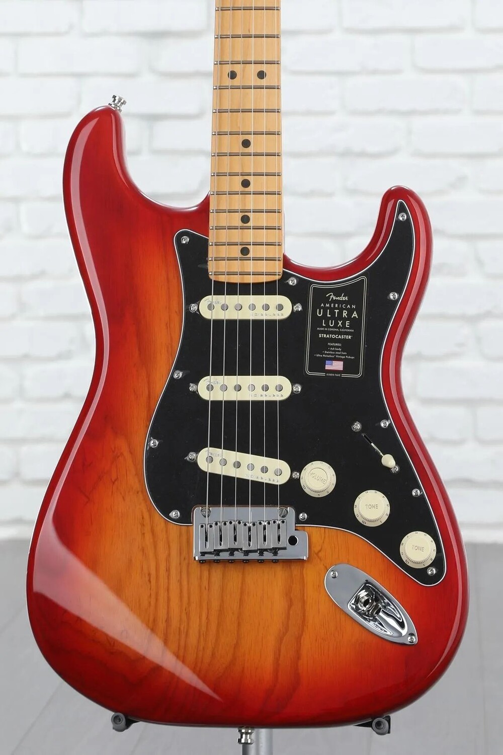 Fender American Ultra Luxe Stratocaster — Plasma Red Burst с кленовой накладкой на грифе
Fender American Ultra Luxe Stratocaster — Plasma Red Burst с кленовой накладкой на грифе