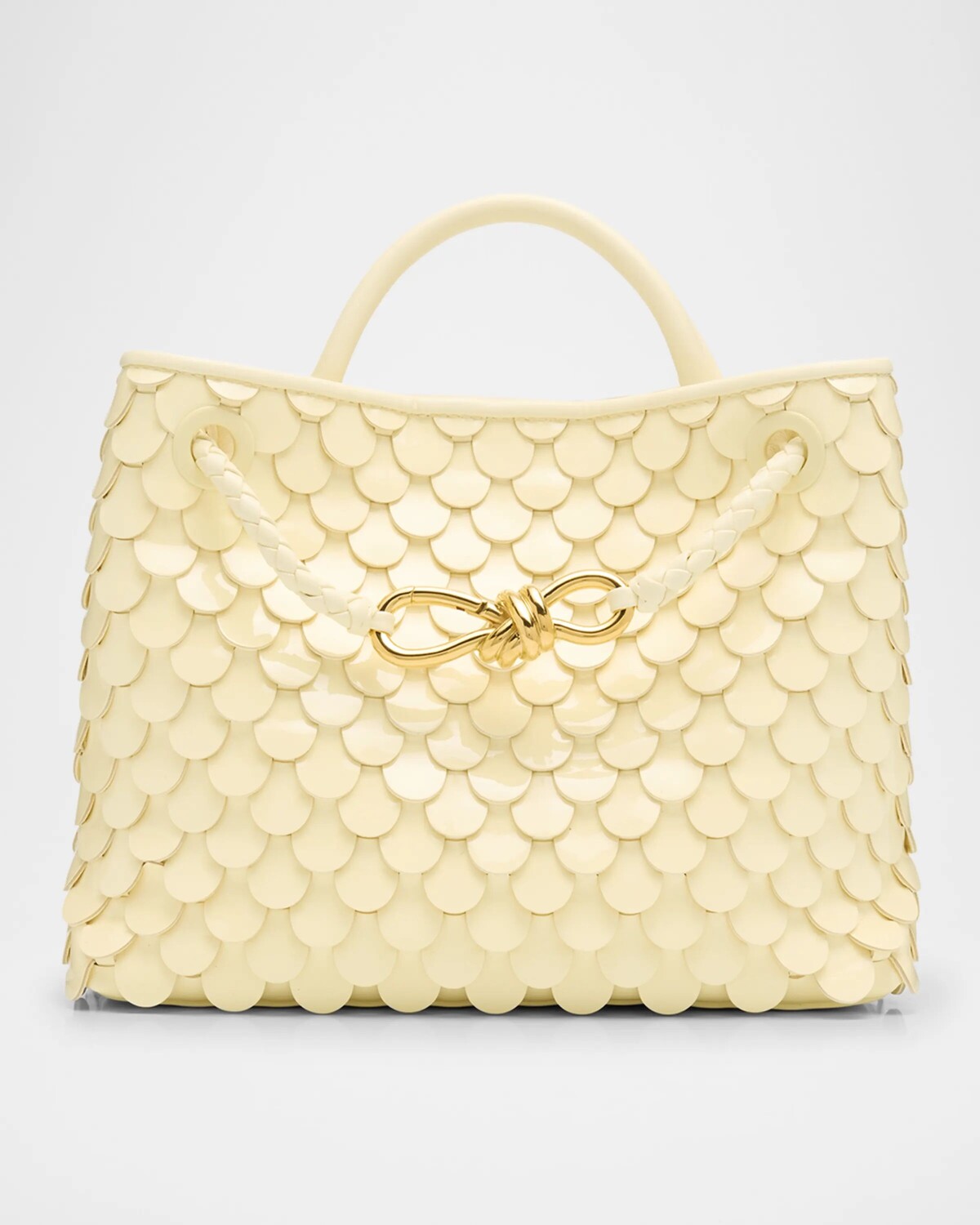 Сумка Andiamo с маленькой ручкой сверху из рыбьей чешуи Bottega Veneta, цвет Camomile
Сумка Andiamo с маленькой ручкой сверху из рыбьей чешуи Bottega Veneta, цвет Camomile