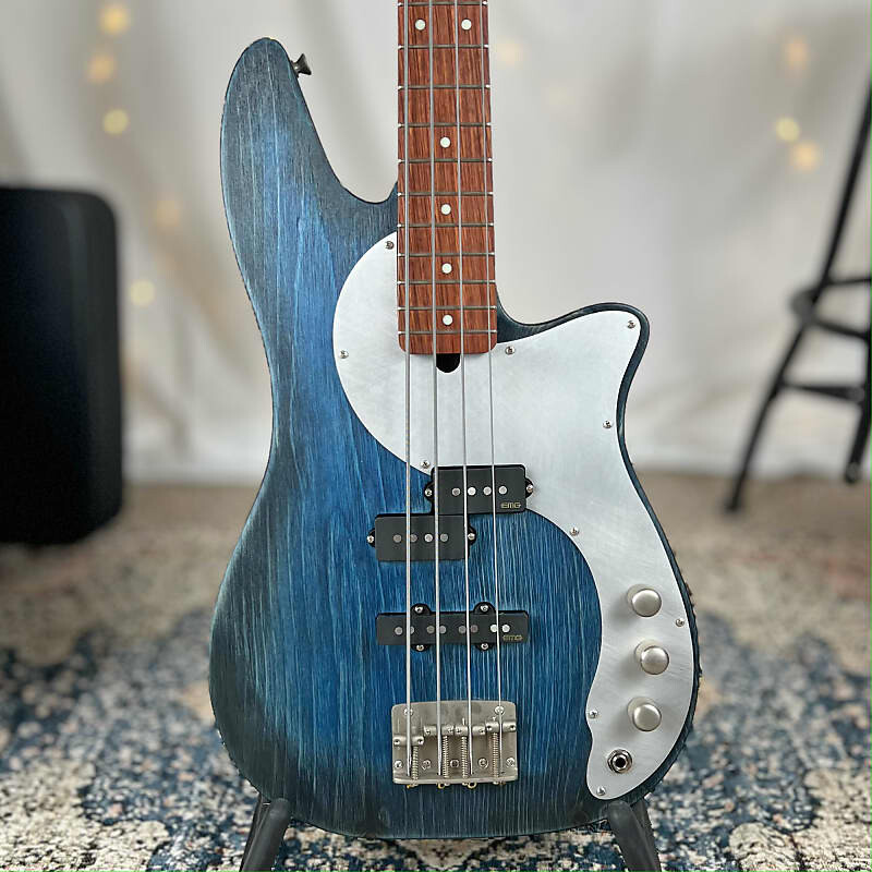 Басс гитара Offbeat Guitars Roxanne PJ 32" Medium Scale Bass in Midnight Glow on Pine with EMG PJVA2 HZ Pickups, Gotoh Hardware
Басс гитара Offbeat Guitars Roxanne PJ 32" Medium Scale Bass in Midnight Glow on Pine with EMG PJVA2 HZ Pickups, Gotoh Hardware