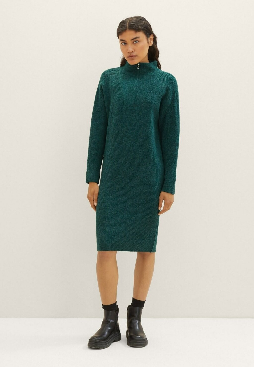 Платье Punto TOM TAILOR DENIM MIT TROYER KRAGEN, цвет midnight forest green mélange
Платье Punto TOM TAILOR DENIM MIT TROYER KRAGEN, цвет midnight forest green mélange