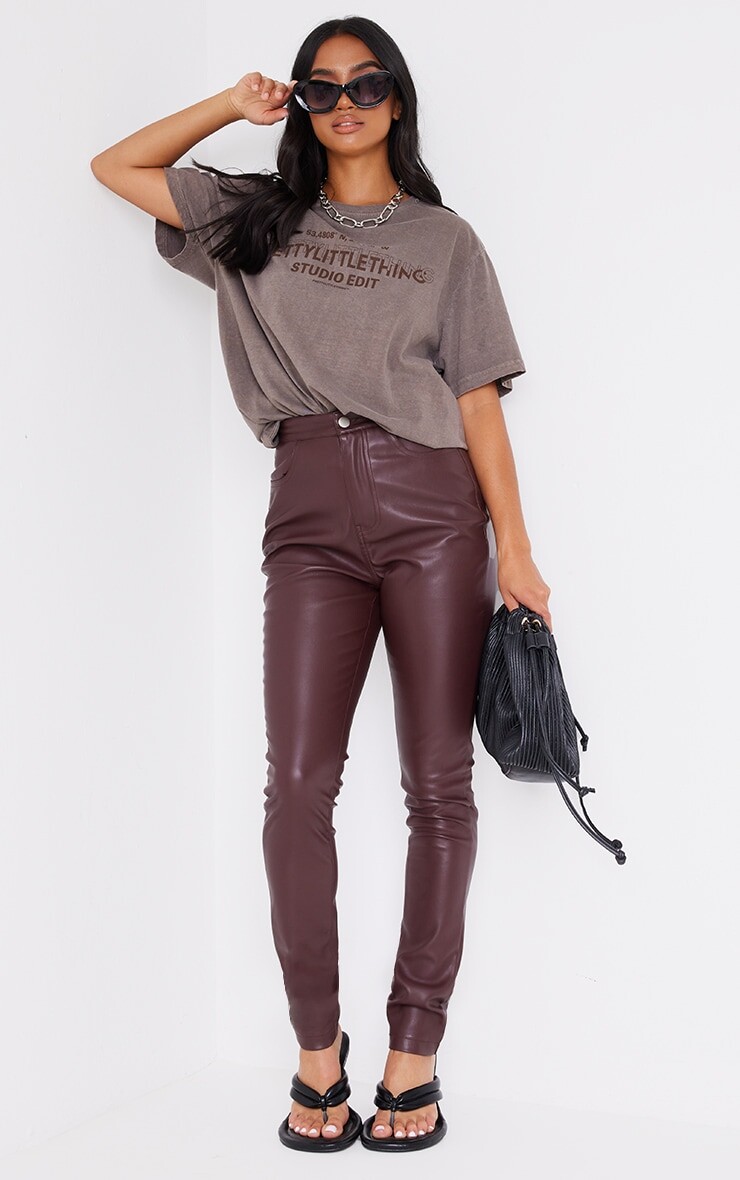 PrettyLittleThing Узкие брюки из искусственной кожи на пуговицах Petite шоколадного цвета, Коричневый
PrettyLittleThing Узкие брюки из искусственной кожи на пуговицах Petite шоколадного цвета, Коричневый