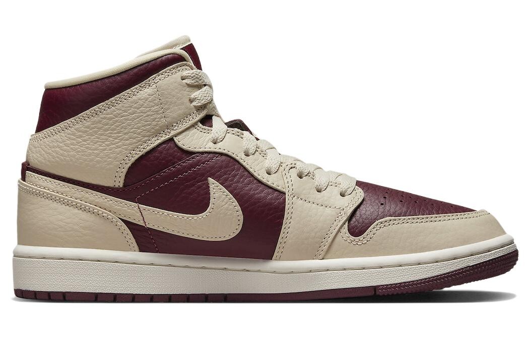 Кроссовки женские Jordan Air Jordan 1 Vintage баскетбольные, хаки / винно-красный
Кроссовки женские Jordan Air Jordan 1 Vintage баскетбольные, хаки / винно-красный