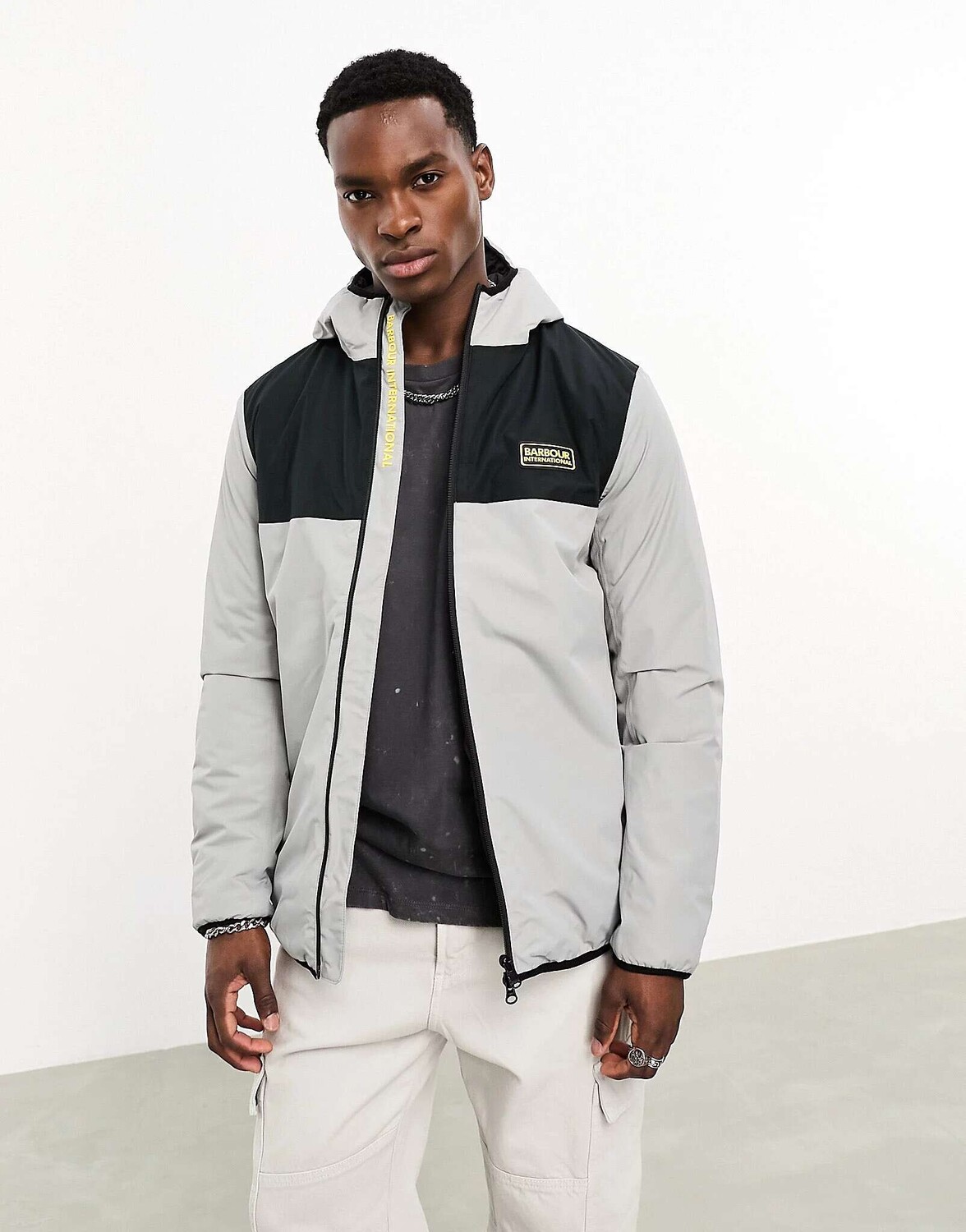 Серая водонепроницаемая куртка на молнии с капюшоном Barbour International Cambell
Серая водонепроницаемая куртка на молнии с капюшоном Barbour International Cambell