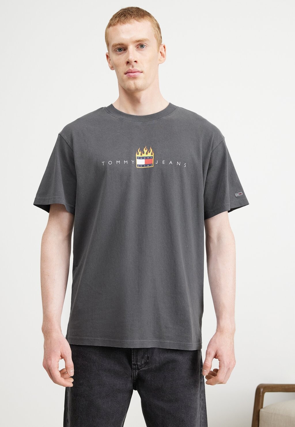 Футболка с принтом ФУТБОЛКА LINEAR FIRE FLAG FLAG TEE UNISEX Tommy Jeans, новый уголь
Футболка с принтом ФУТБОЛКА LINEAR FIRE FLAG FLAG TEE UNISEX Tommy Jeans, новый уголь