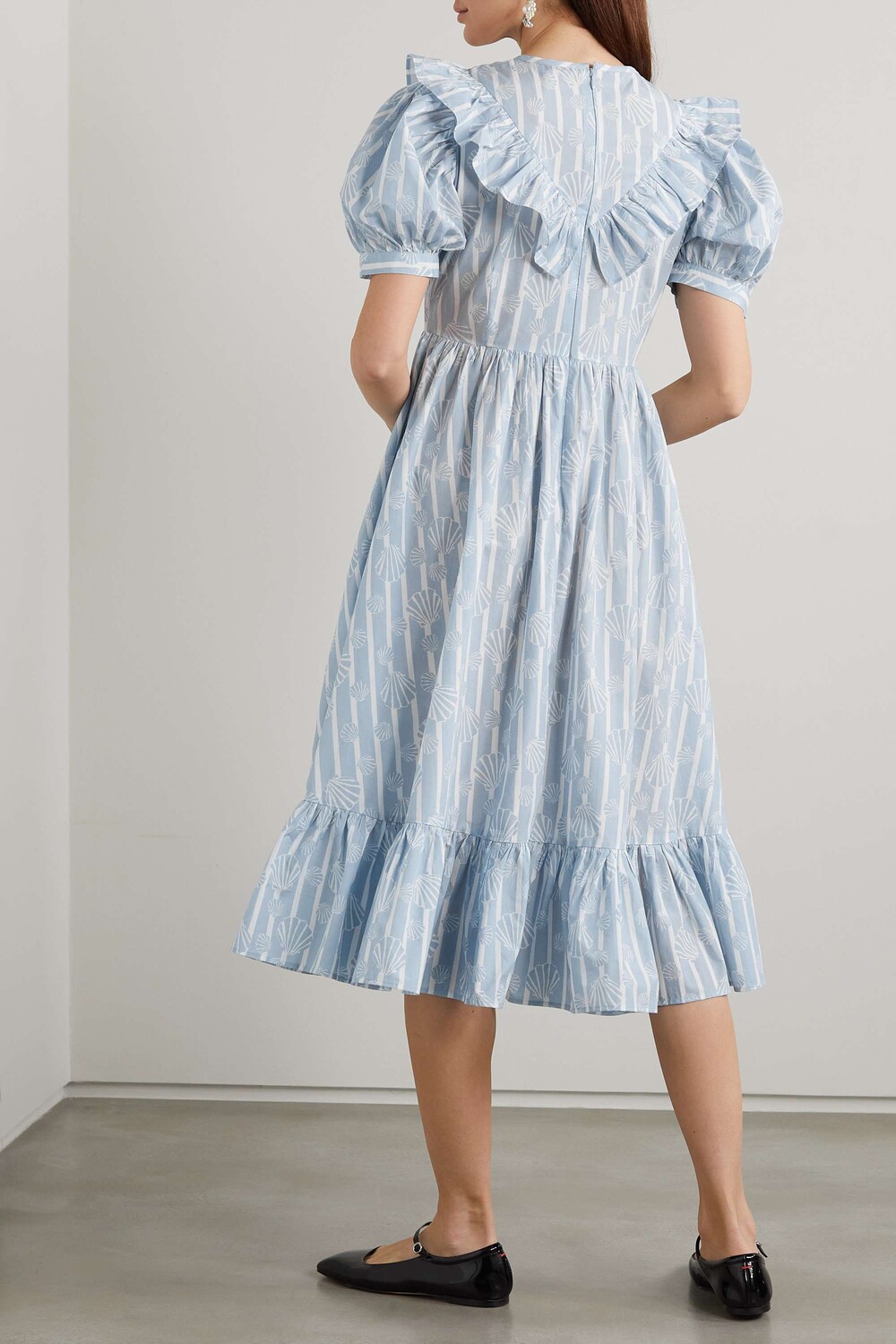 BATSHEVA + Платье миди Laura Ashley May с оборками и принтом из хлопкового поплина, светло-синий
BATSHEVA + Платье миди Laura Ashley May с оборками и принтом из хлопкового поплина, светло-синий