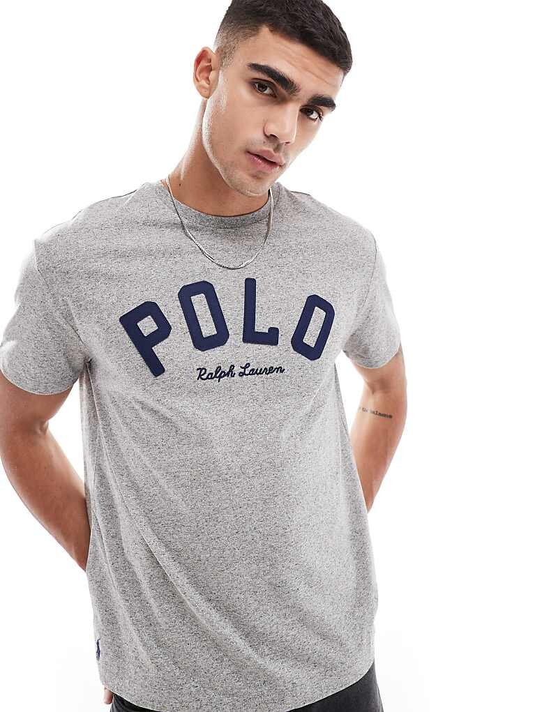 Polo Ralph Lauren – Темно-серая меланхоличная классическая футболка оверсайз с логотипом университета
Polo Ralph Lauren – Темно-серая меланхоличная классическая футболка оверсайз с логотипом университета