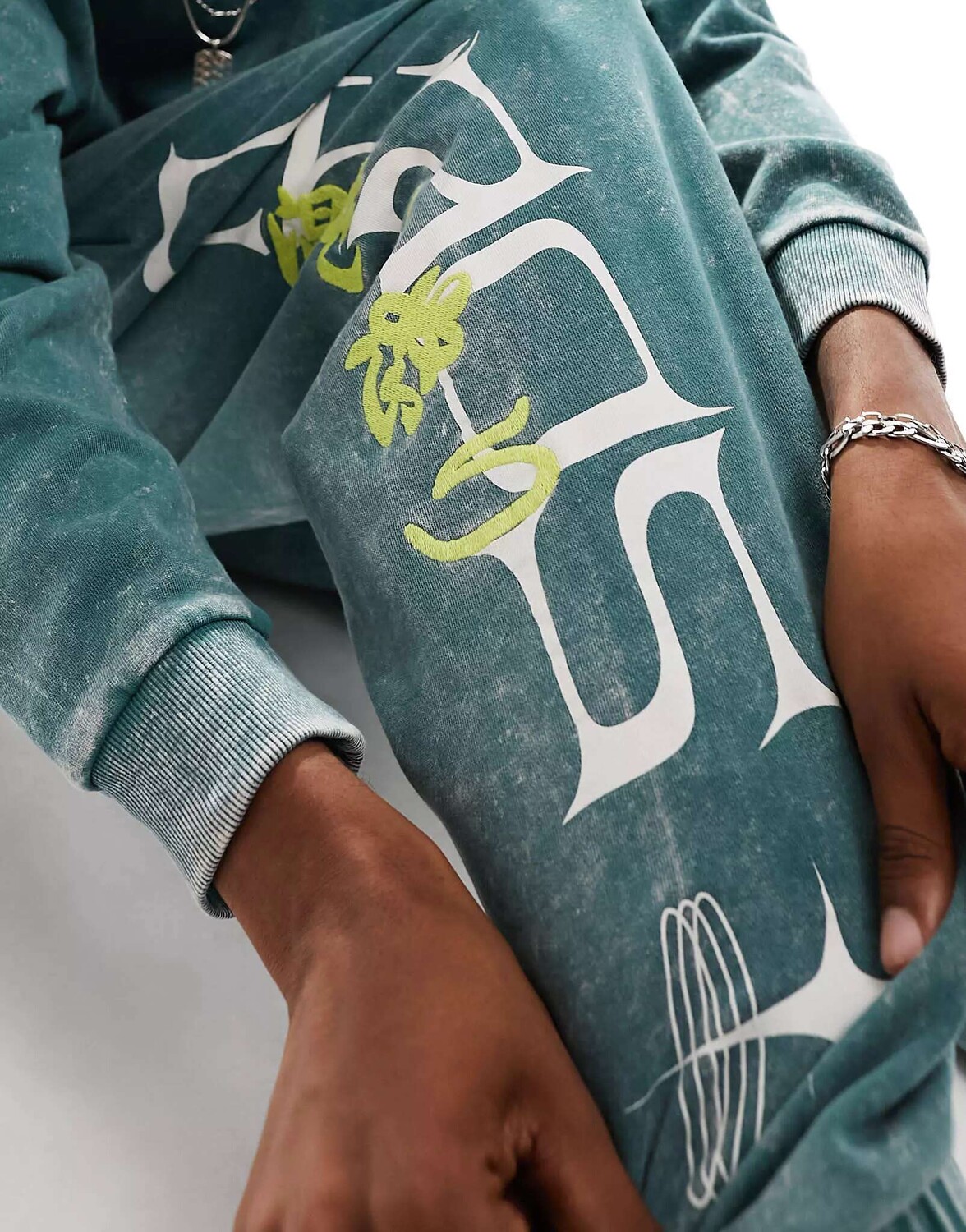 Темно-зеленые джоггеры свободного кроя ASOS с текстовым принтом и вышивкой по бокам
Темно-зеленые джоггеры свободного кроя ASOS с текстовым принтом и вышивкой по бокам