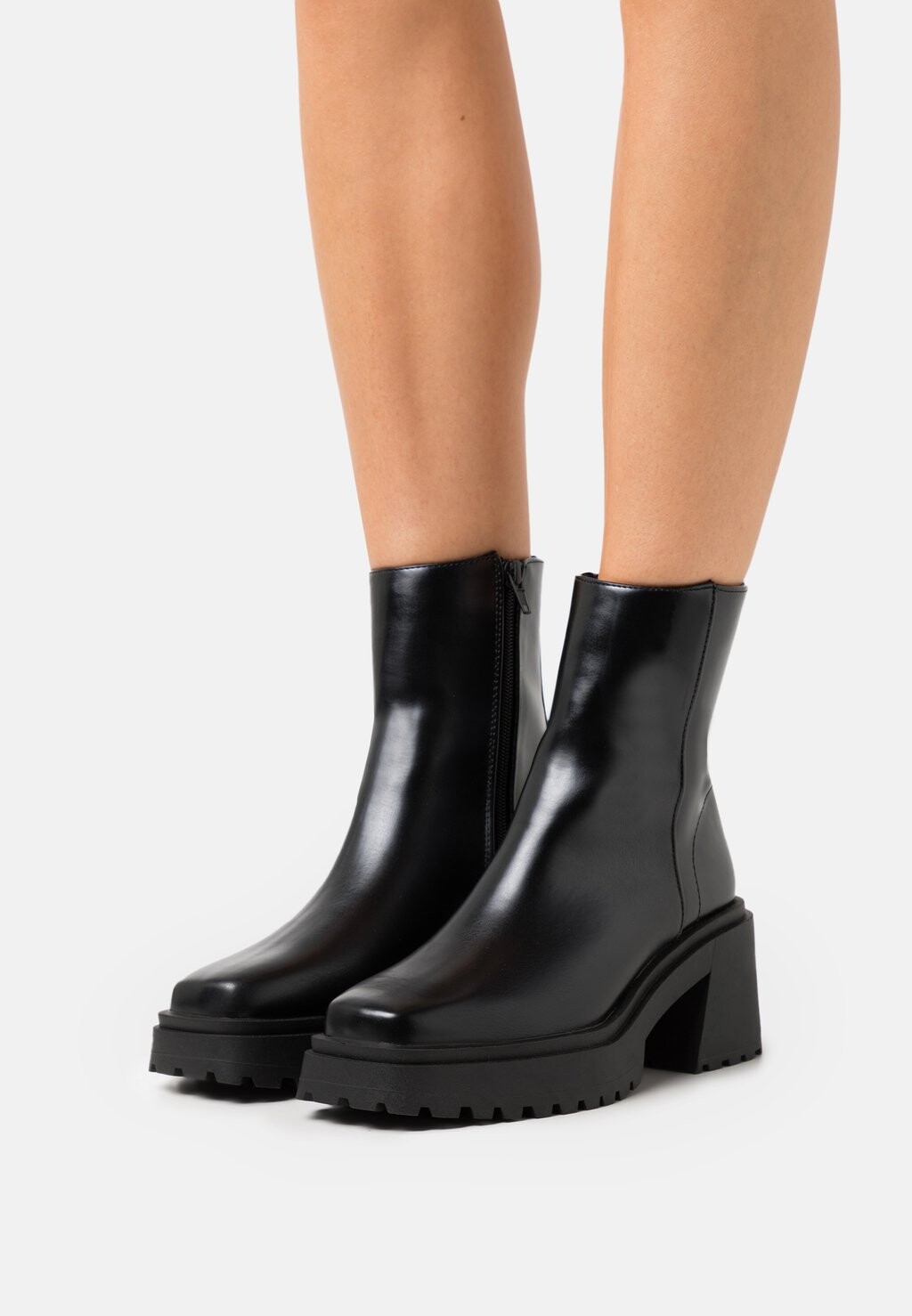Ботильоны на платформе VEGAN SASKIA COMBAT SQUARE TOE HEEL BOOT Rubi Shoes by Cotton On, черный гладкий
Ботильоны на платформе VEGAN SASKIA COMBAT SQUARE TOE HEEL BOOT Rubi Shoes by Cotton On, черный гладкий