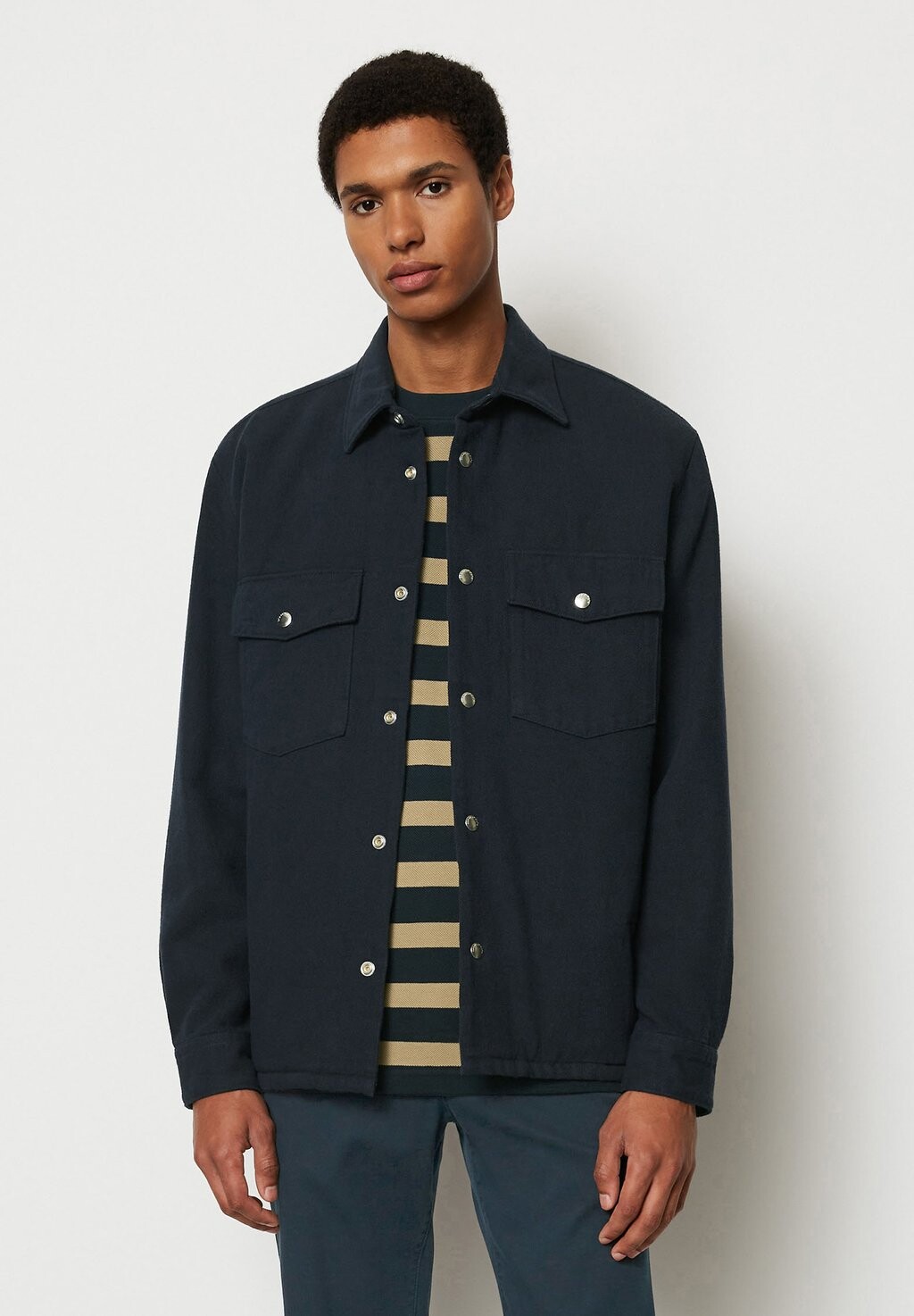 Светлая куртка CAMP COLLAR WITH PADDING BUTTONED FLAP POCKETS STRAIGHT Marc O'Polo, цвет multi dark navy
Светлая куртка CAMP COLLAR WITH PADDING BUTTONED FLAP POCKETS STRAIGHT Marc O'Polo, цвет multi dark navy