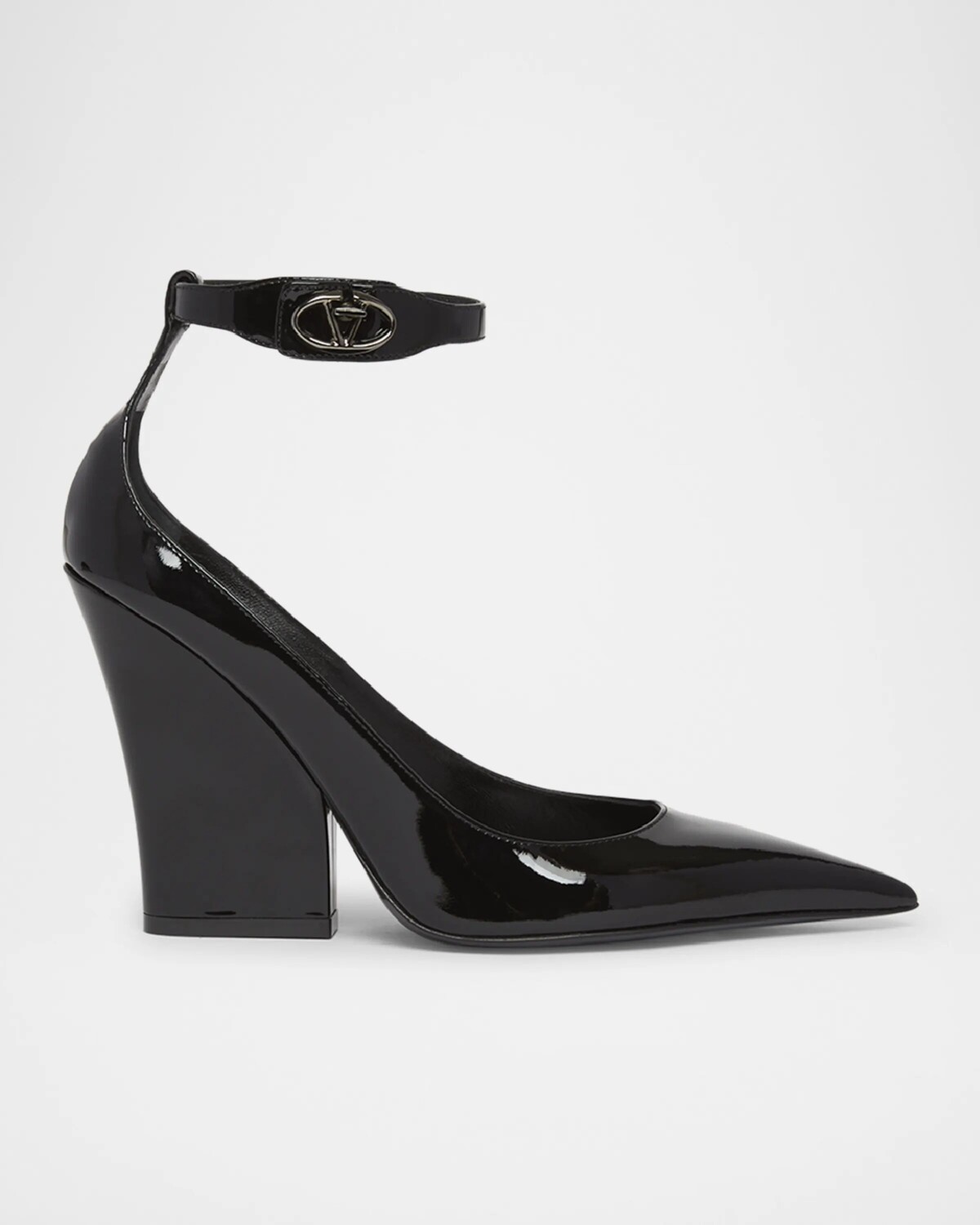 Туфли-лодочки с лакированным ремешком на щиколотке VLogo Valentino Garavani, цвет Nero
Туфли-лодочки с лакированным ремешком на щиколотке VLogo Valentino Garavani, цвет Nero