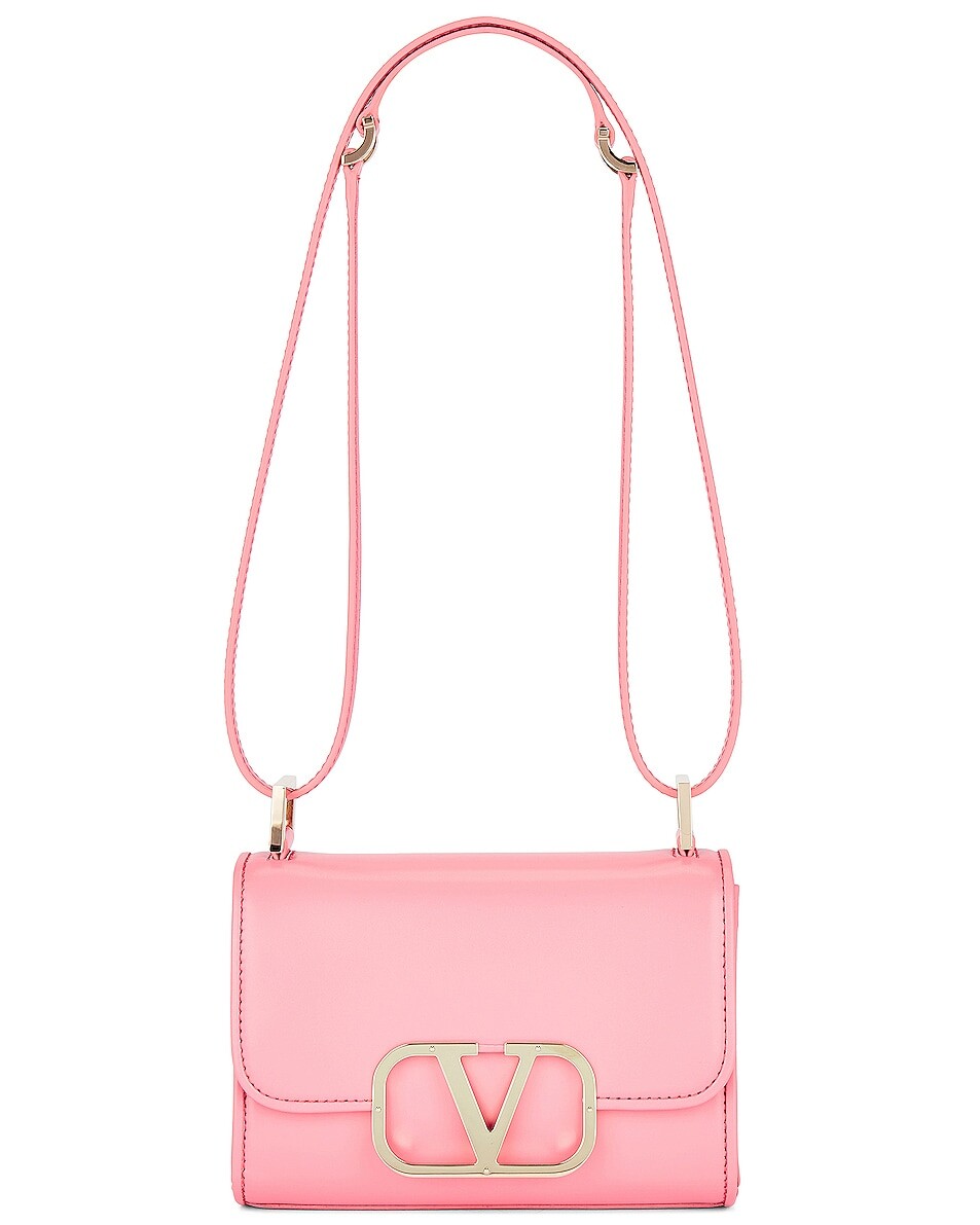 Сумка кросс-боди Valentino Garavani Small V Logo Type Shoulder, цвет Candy Rose
Сумка кросс-боди Valentino Garavani Small V Logo Type Shoulder, цвет Candy Rose