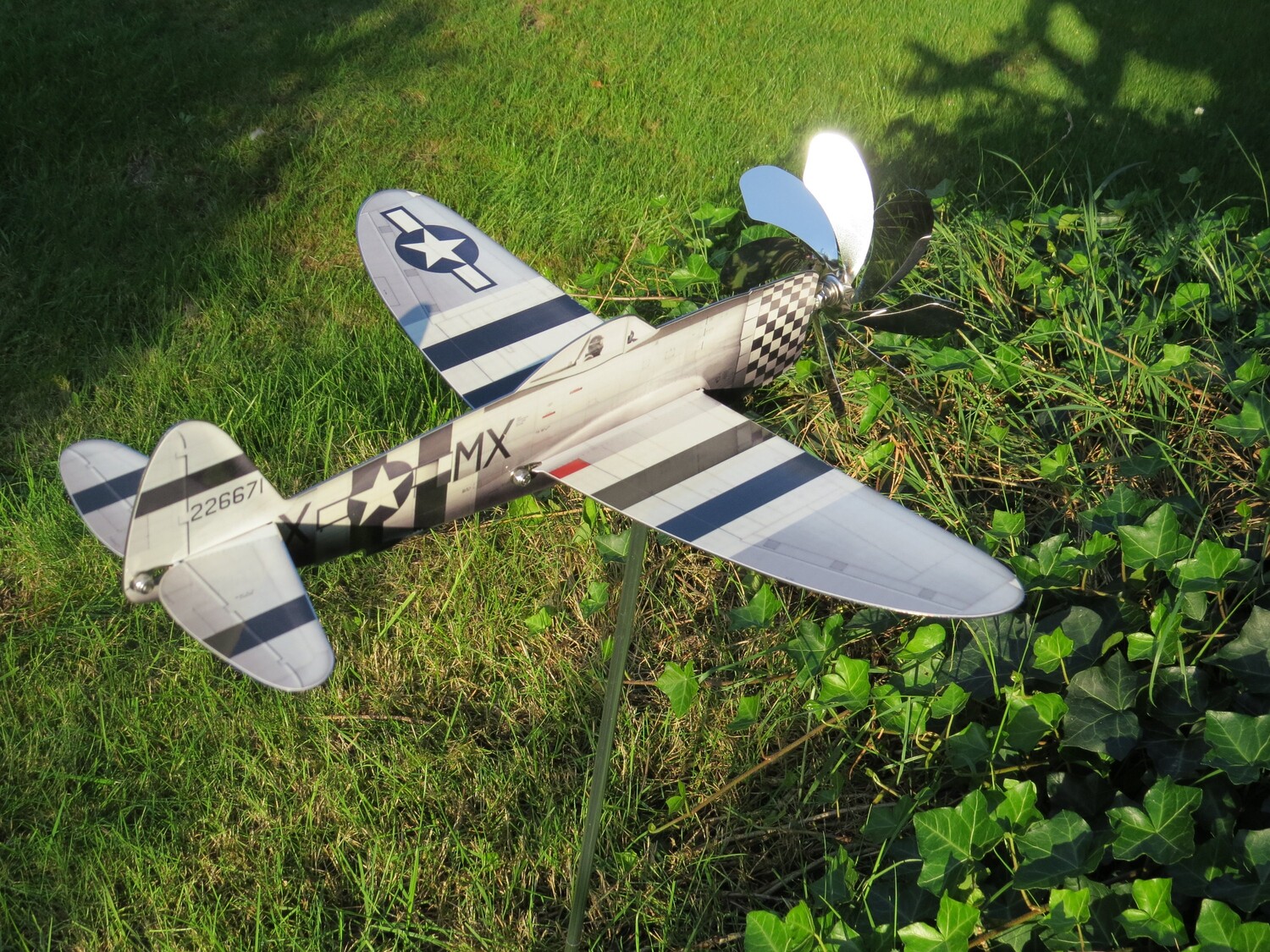 P-47 Thunderbolt, ветровертушка для авиационного сада, размах крыльев 41 см, нержавеющая сталь, пропеллер, шарикоподшипник, близкий к оригиналу, включая алюминиевую стойку
P-47 Thunderbolt, ветровертушка для авиационного сада, размах крыльев 41 см, нержавеющая сталь, пропеллер, шарикоподшипник, близкий к оригиналу, включая алюминиевую стойку