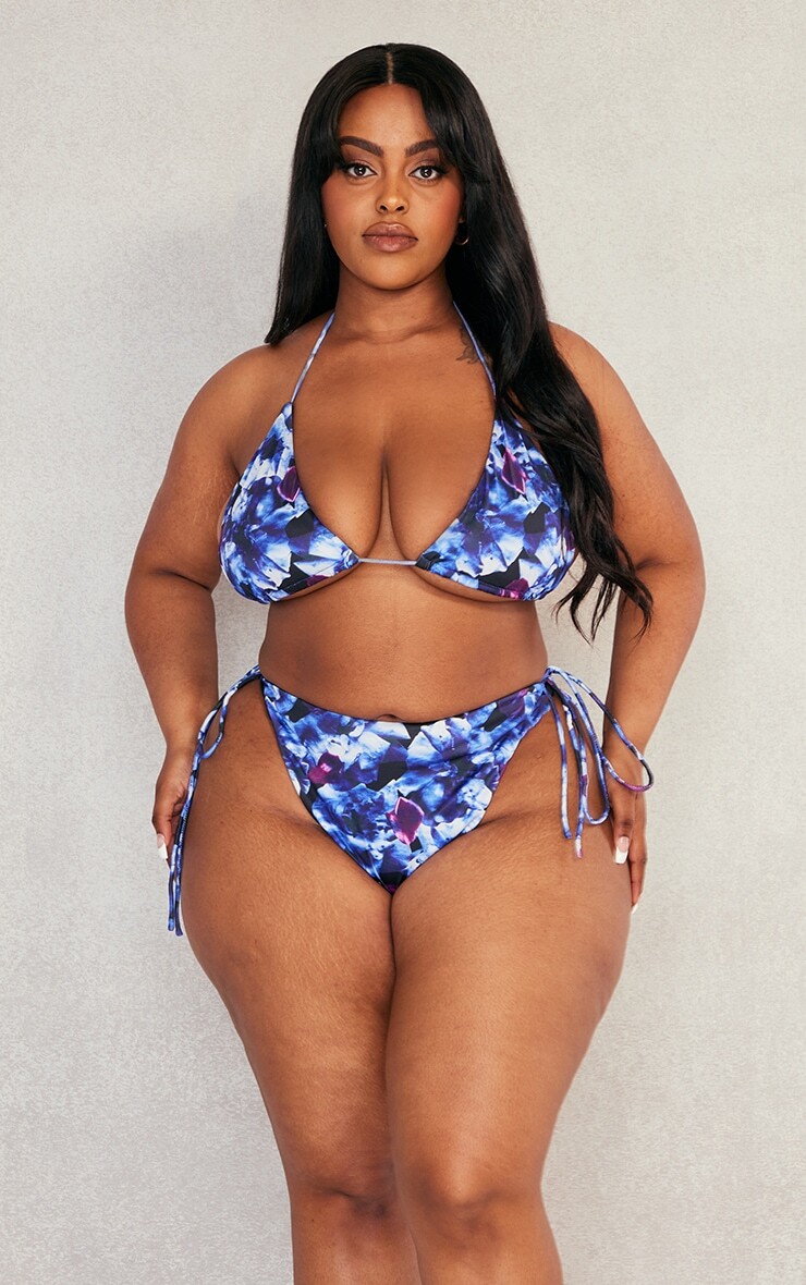 PrettyLittleThing Синий бикини-топ с треугольными чашечками и цветочным принтом Plus
PrettyLittleThing Синий бикини-топ с треугольными чашечками и цветочным принтом Plus