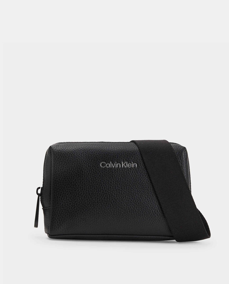 Миниатюрная черная сумка через плечо с выгравированным логотипом Calvin Klein, черный
Миниатюрная черная сумка через плечо с выгравированным логотипом Calvin Klein, черный