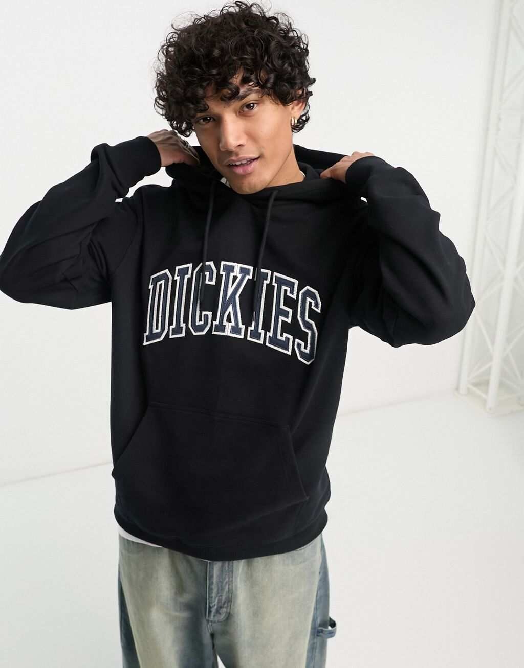 Черная толстовка с капюшоном Dickies Aitkin с университетской вышивкой эксклюзивно для Asos
Черная толстовка с капюшоном Dickies Aitkin с университетской вышивкой эксклюзивно для Asos