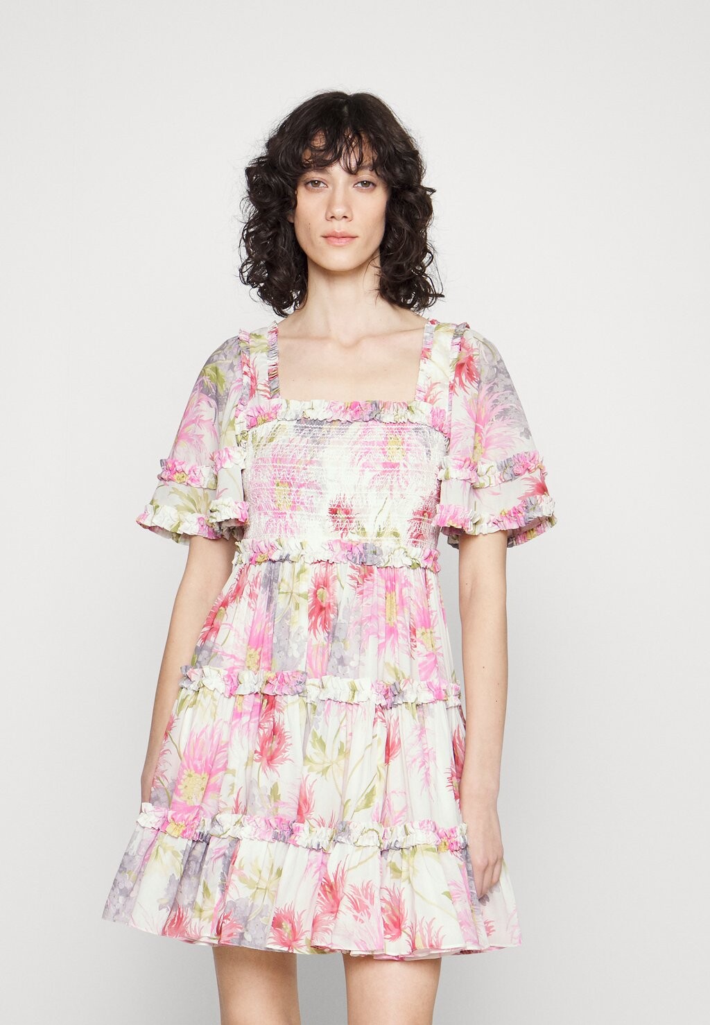 Элегантное платье Hummingbird Chiffon Smocked Micro Mini Dress Needle & Thread, цвет moonshine
Элегантное платье Hummingbird Chiffon Smocked Micro Mini Dress Needle & Thread, цвет moonshine