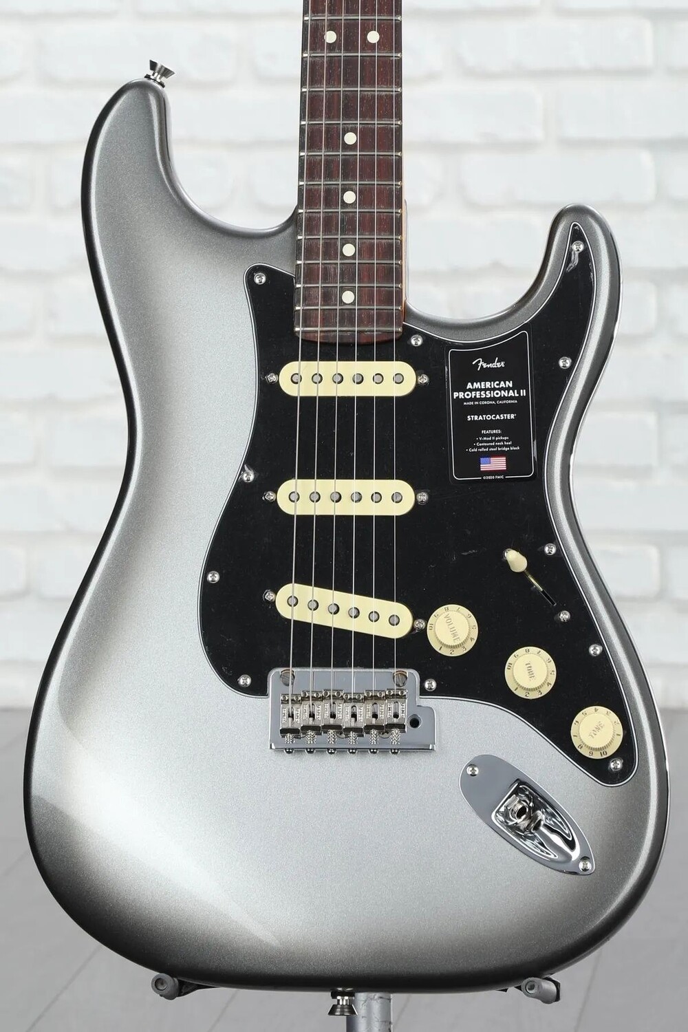 Fender American Professional II Stratocaster — Mercury с накладкой из палисандра
Fender American Professional II Stratocaster — Mercury с накладкой из палисандра
